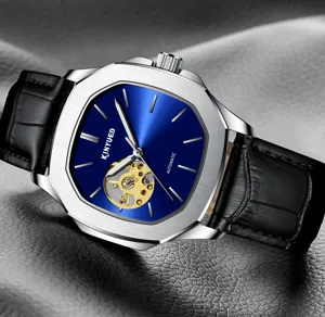 KINYUED Automatik mechanische Uhr mit blauem Zifferblatt und schwarzem Lederarmband.