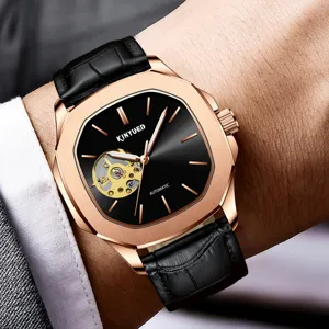 Mechanische Armbanduhr Detailansicht mit Automatikwerk, skelettiertem Zifferblatt und Gehäuse.