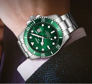Detailansicht der KINYUED grünen automatischen mechanischen Uhr mit Edelstahlarmband.