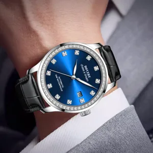 Herren Automatikuhr mit blauem Zifferblatt, funkelnder Diamantlünette und schwarzem Lederarmband.