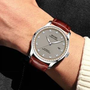 Herren Automatikuhr mit Edelstahlgehäuse, braunem Lederarmband und funkelnder Diamantlünette.