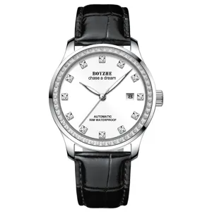 Herren Automatikuhr mit weißem Zifferblatt, Strass-Lünette und schwarzem Lederarmband.