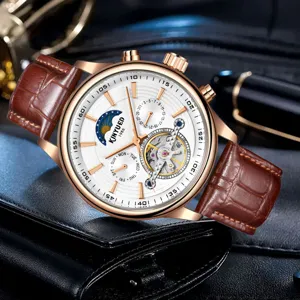 Herren Automatikuhr mit braunem Lederarmband weißes Zifferblatt skelettiertes Tourbillon Design.