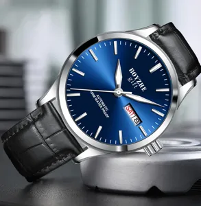Herren automatik mechanische Uhr mit blauem Zifferblatt und schwarzem Lederarmband.