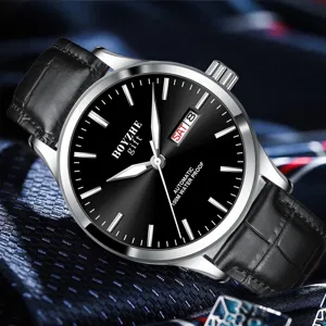 Edelstahlgehäuse und schwarzes Lederarmband mechanische Uhr Zifferblatt Detail Ansicht.