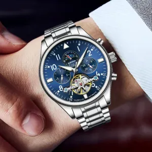 Herren Automatikuhr mit skelettiertem blauen Zifferblatt und Edelstahluhrband Detail.