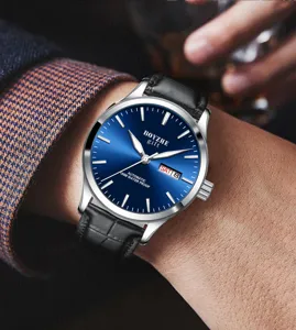 Nahaufnahme der automatischen mechanischen Uhr mit blauem Zifferblatt und schwarzem Armband.