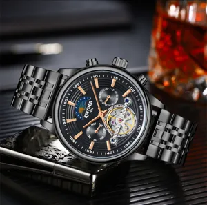 Detailansicht der mechanischen Automatikuhr für Herren mit schwarzem Zifferblatt und Metallarmband.