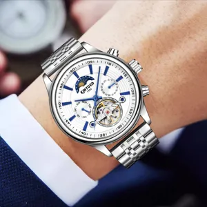 Automatische mechanische Herrenuhr mit Skelettzifferblatt und Edelstahlarmband Detailansicht.