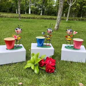 Dettaglio della scena di decorazione del vaso di fiori in metallo con cartoni animati creativi.