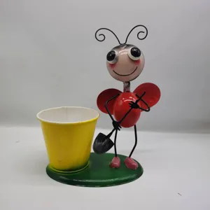 Detail van metalen bijenbeeldje, schattige vetplanten bloempot voor huisdecoratie.