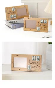 Dettaglio cornice in legno con supporto da tavolo, blocchi calendario e decorazione rustica.