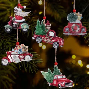 Détail en gros plan d'ornements de Noël en bois suspendus avec des motifs rétro colorés.