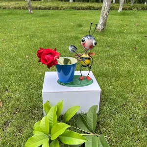Vaso di fiori ape cartone animato in metallo e portapenne da scrivania dettaglio decoro.