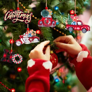 Ornements suspendus de sapin de Noël en bois camion rouge décor de fête parfait.