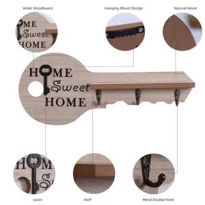 Vue de détail du porte-clés mural en bois avec matériau naturel et crochets doubles en métal.