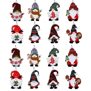 Gros plan sur les détails des pendentifs de gnome de Noël en bois pour décorations d'arbres.