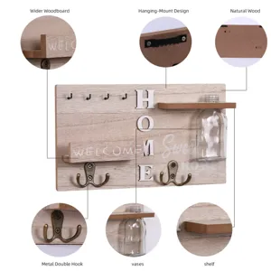 Étagère murale en bois avec porte-clés, vase en verre et crochets pour décoration d'entrée.