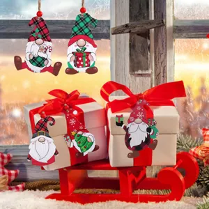Gnomes de Noël en bois comme ornements suspendus avec chapeaux à carreaux et cadeaux.