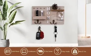 Porte-clés mural en bois avec étagère de rangement, crochets et bouteille en verre.