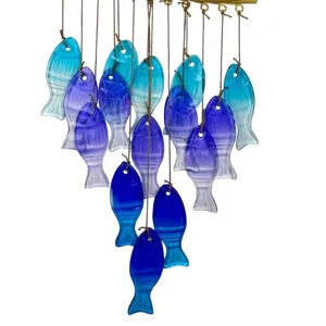 Nahaufnahme Detail des hängenden Glasfisch-Windspiels in blauen Farbverläufen für Gartendeko.