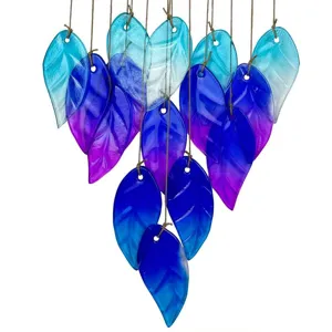 Detaillierte Nahaufnahme von wunderschönen blau-violetten Glasblatt Windspiel Anhängern.