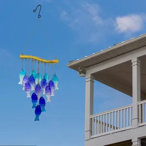 Haengende Glasfisch-Windspiel Detail im Freien, bunte blaue und lila Fusionsglas Gartendekor.