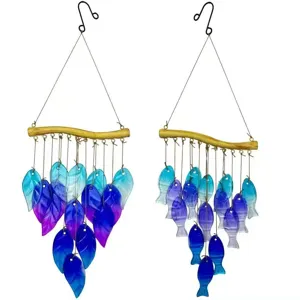 Detailansicht von Glas-Windspielen mit blau-violetten Blatt- und Fisch-Hängern am Holzstab.