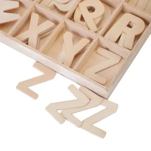 Dettaglio lettere alfabeto e numeri in legno, scatola portaoggetti gioco educativo naturale.