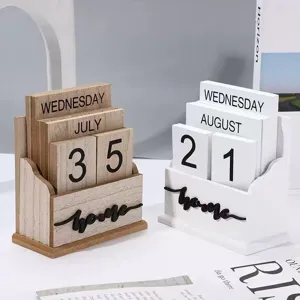 Detalle en primer plano del calendario perpetuo de madera vintage con bloques home.