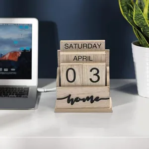 Detalle de calendario perpetuo de madera en escritorio con planta, decoración vintage.