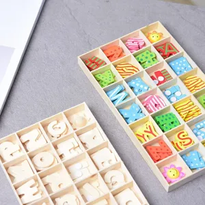 Set scatola di smistamento lettere e numeri in legno, dettaglio giocattolo educativo.