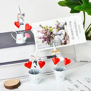 Dettaglio porta carte memo in metallo carino con mini innaffiatoio secchio e decorazione di coppia.