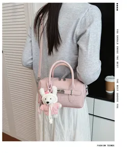 Bolso bandolera elegante de cuero rosa con un bonito colgante de peluche mujer.