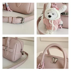 Bolso cruzado rosa con patrón de lichi y Lindo colgante de conejo de peluche, versátil.