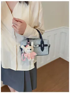 Bolso de hombro elegante para mujer con colgante de peluche bonito, bolso casual.