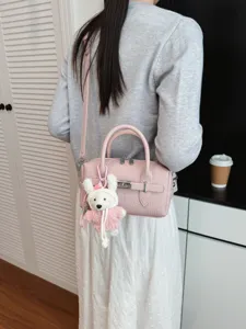 Bolso de hombro elegante con textura litchi y un bonito colgante de conejo para mujer.