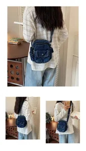 Vue détaillée du sac bandoulière en jean vintage porté par le modèle, poches multiples.