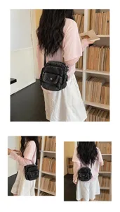 Détails du sac bandoulière en denim style coréen, design rétro avec poches pour le quotidien.