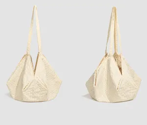 Vue détaillée montrant les angles avant et de côté du sac cabas plissé minimaliste.