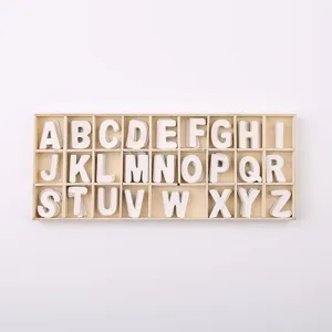 Set di lettere inglesi in legno con scatola portaoggetti per educazione precoce e bambini.