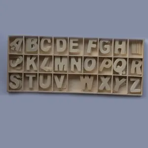 Set di lettere in legno con scatola portaoggetti per educazione precoce e apprendimento.