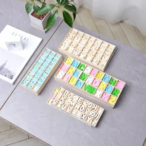 Set di gioco educativo in legno con lettere e numeri, blocchi colorati in scatole.