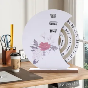 Detalle de calendario perpetuo de madera en forma de media luna con diseño floral.