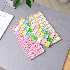 Set di smistamento di lettere dell'alfabeto in legno giocattolo educativo per bambini.