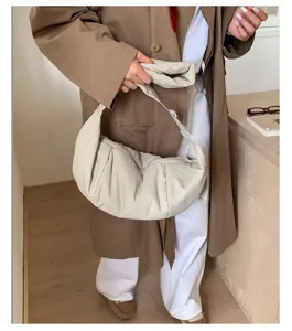 Bolso de hombro minimalista en color beige con detalle de material suave y gran diseño.