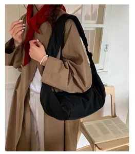 Vista detallada del bolso de hombro negro de moda, gran capacidad para mujeres y estudiantes.