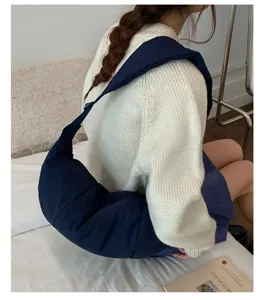 Bolso bandolera informal de lona para mujer, bolso cruzado de media luna versátil.