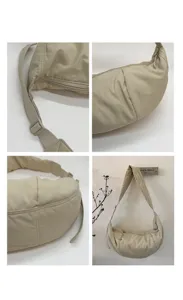 Bolso bandolera de nailon beige minimalista, vista detallada con correa ajustable y cremallera.