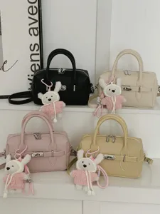 Bolso de hombro versátil con textura de lichi y colgante de conejo de peluche muy bonito.
